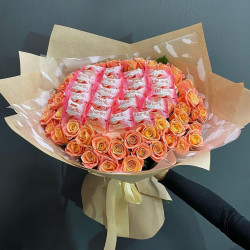 Букет «51 роза с конфетами»
